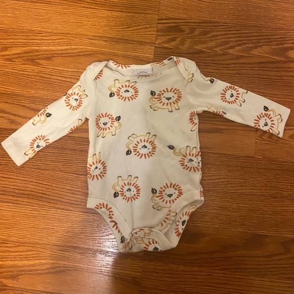 Long sleeve baby onesie with lions. Size:6-9 months - Picture 1 of 4